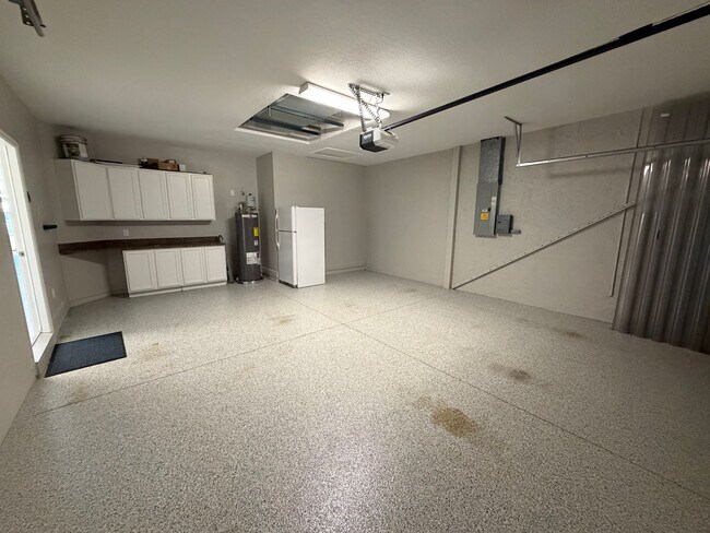 Building Photo - ANNUAL RENTAL - 3 BED / 2 BATH POOL HOME IN AUTUMN WOODS