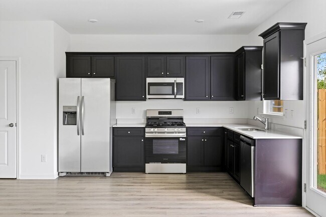 Building Photo - 5044 Highwood Dr