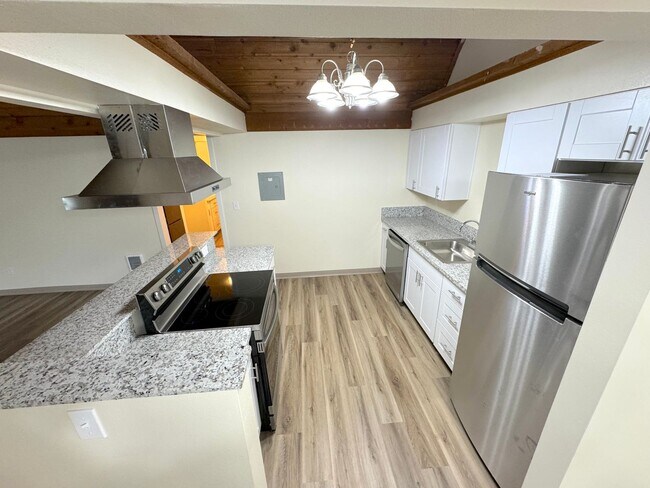 Building Photo - (946) 2780-J - Beautiful Updated 2-bedroom...