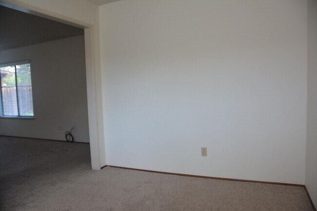 Building Photo - Hillcrest area 2 bedroom, 2 bath with 2 ca...