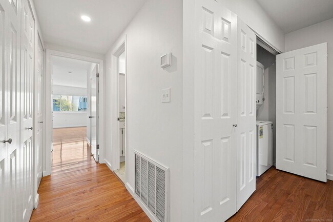 Building Photo - 1153 Stratfield Rd