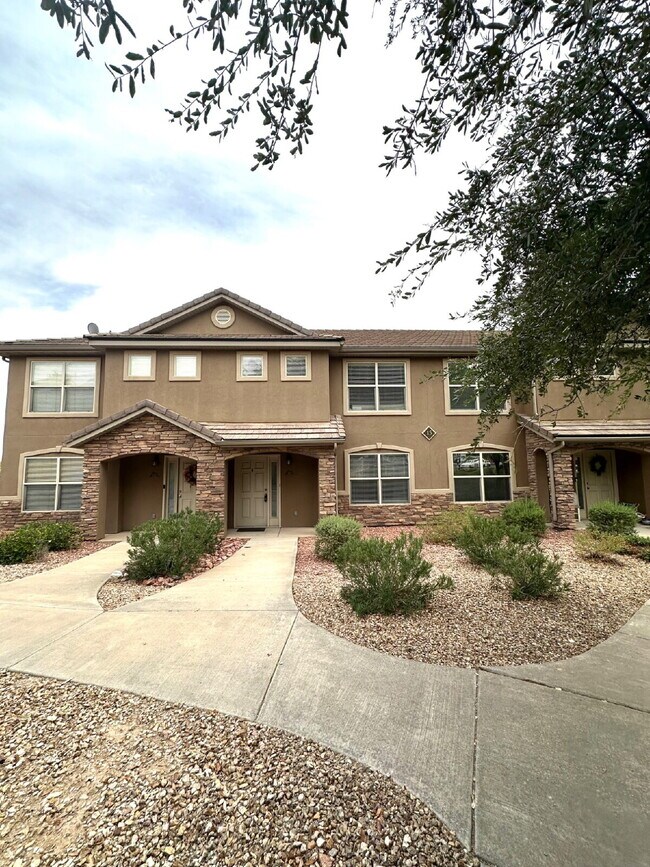 Building Photo - Townhome in prime location