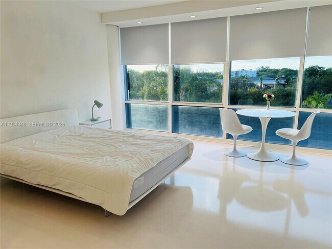 Building Photo - 900 Bay Dr