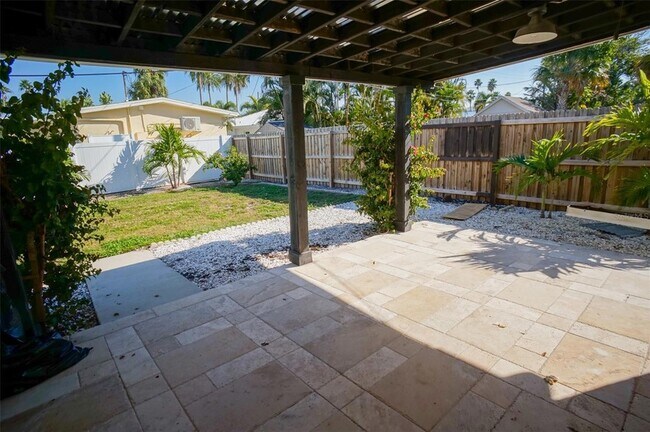 Building Photo - 929 Lantana Ave