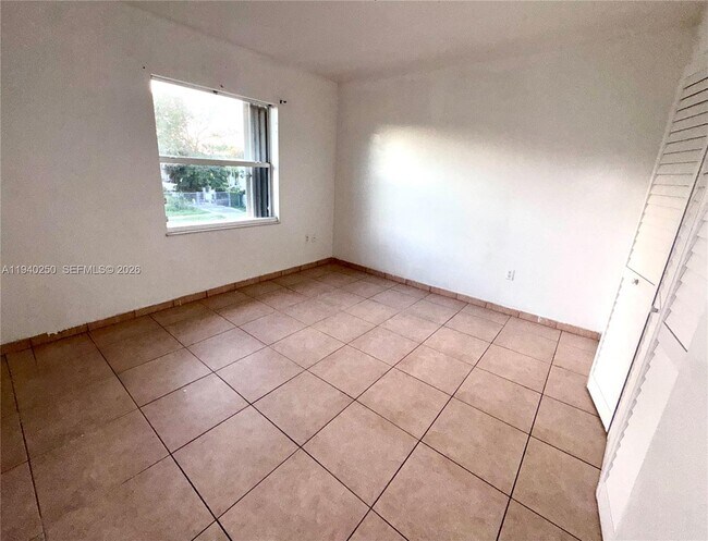 Building Photo - 14140 NE 2nd Ct