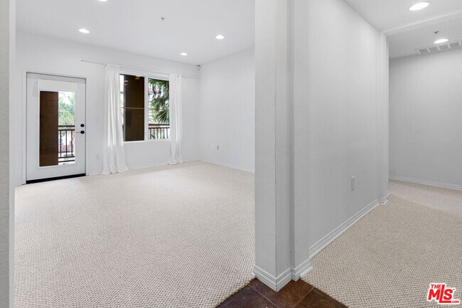 Building Photo - 6020 S Seabluff Dr