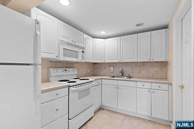 Building Photo - 24 Irving Ave