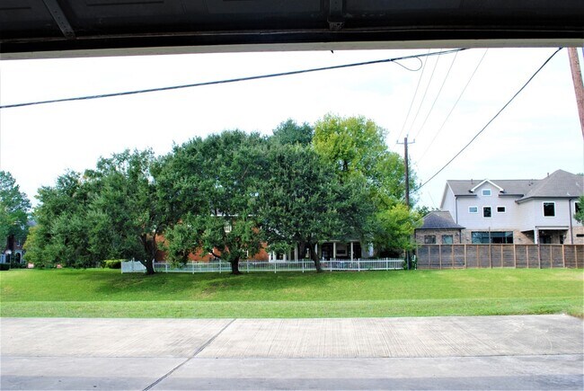 Building Photo - 3300 Bellefontaine St