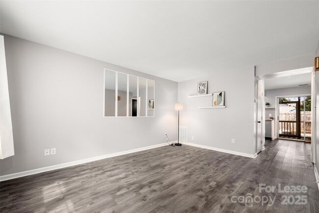 Building Photo - 1422 Delane Ave