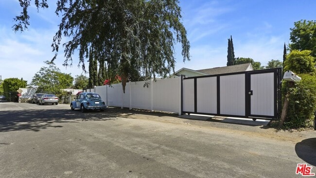 Building Photo - 13842 Hamlin St