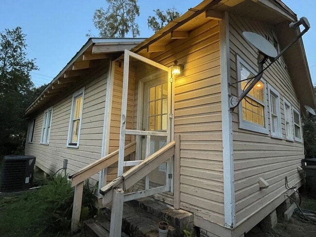 Building Photo - Affordable 1/1 next to Cascades Park!