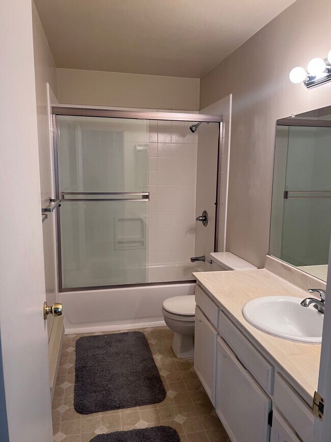 Building Photo - Large 3BR/2BA Townhouse, 2 Car Garage, Was...