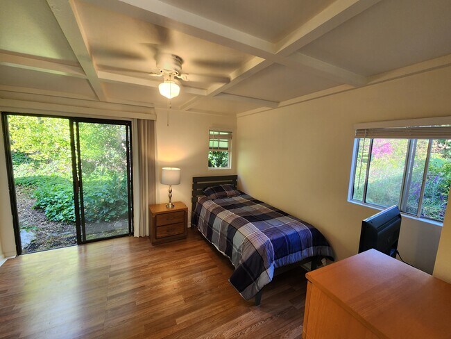 Building Photo - 3700 Vantage Ave