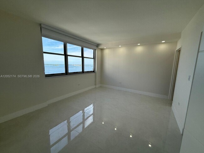 Building Photo - 999 Brickell Bay Dr