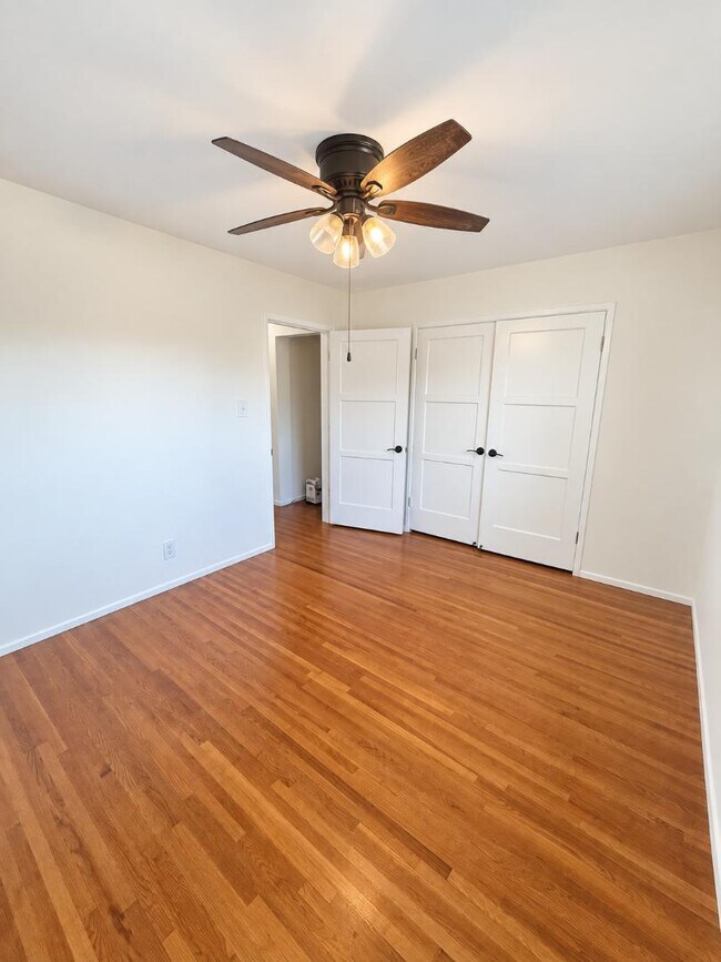 Building Photo - 12811 Oxnard St