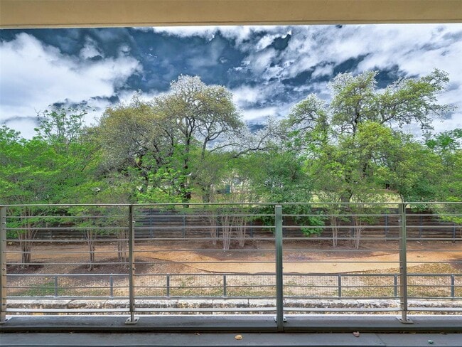 Building Photo - 604 N Bluff Dr