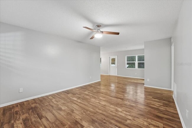 Building Photo - 1826 Pineview Cir