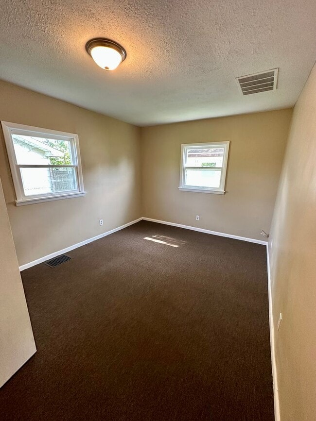 Building Photo - 2 Bedroom,  Close to Park