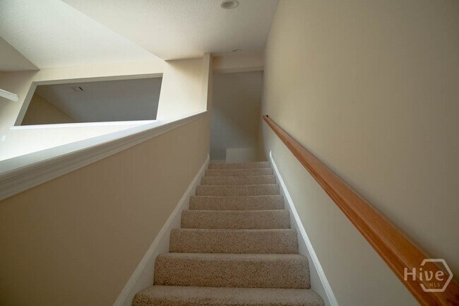 Building Photo - 127 Ventura Pl