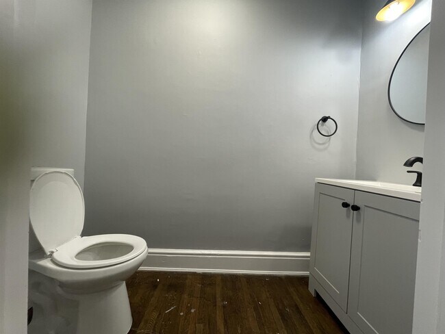 Building Photo - 521 Howard Ave