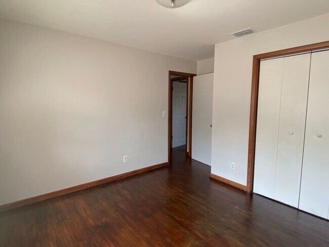 Building Photo - Inviting 2-Bedroom Home in Central Lakeland – Now Available!