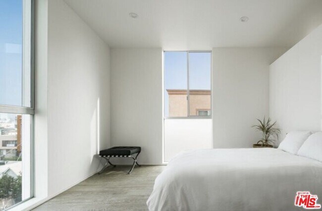 Building Photo - 1040 S Mariposa Ave