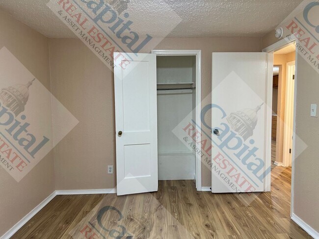 Building Photo - Charming 3 Bedroom