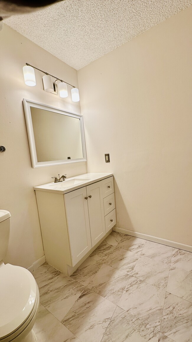 Building Photo - Condo on Park