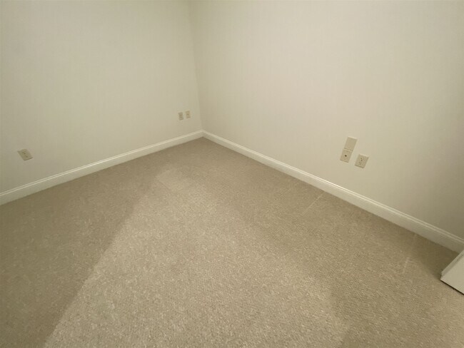 Building Photo - 875 Elm St