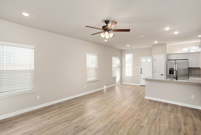 Building Photo - Beautiful 3/2.5 Townhome