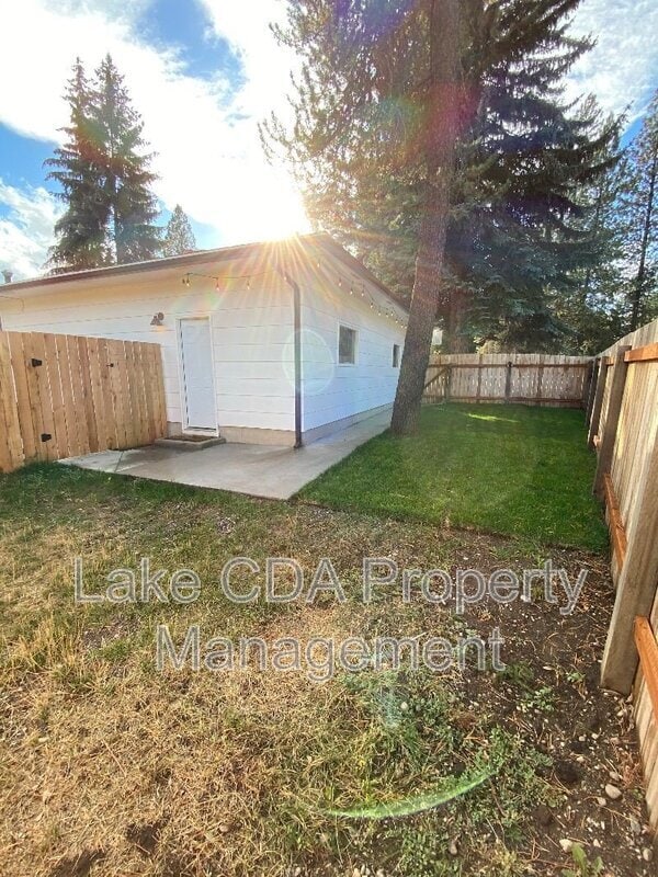 Building Photo - 3870 N Honeysuckle Dr