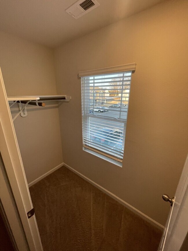 Building Photo - 2 bd 2.5 ba townhome