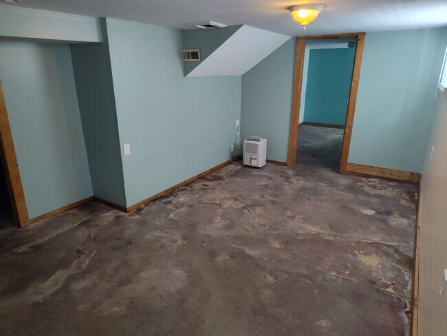 Building Photo - 5423 Rolston Ave