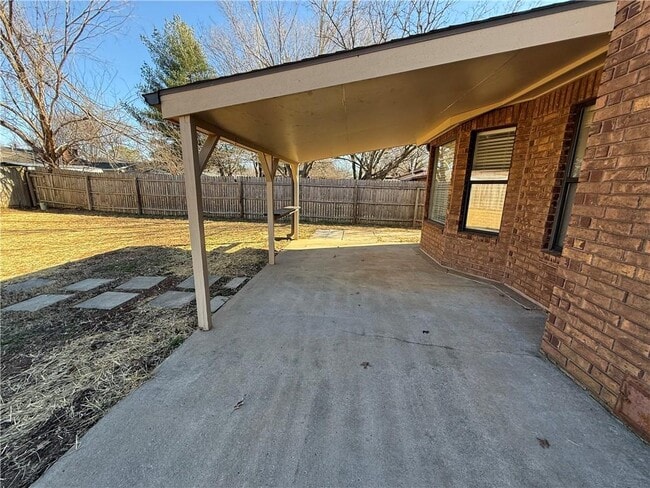 Building Photo - 350 E Margaret Pl