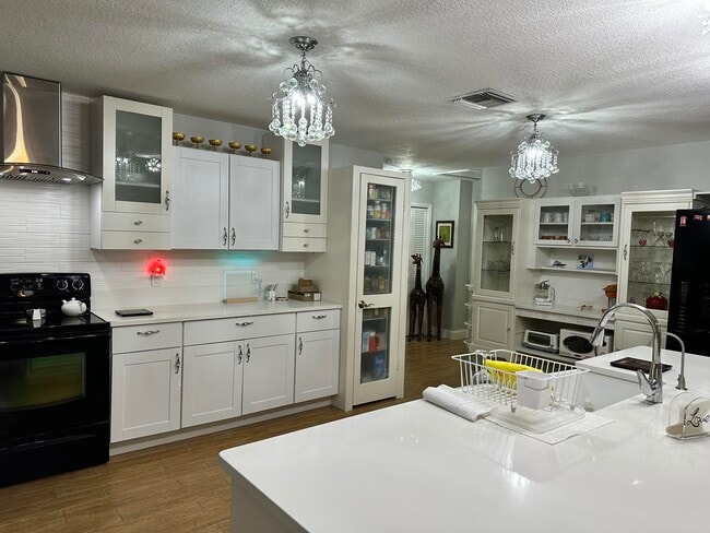 Building Photo - 5010 Woodstone Cir N