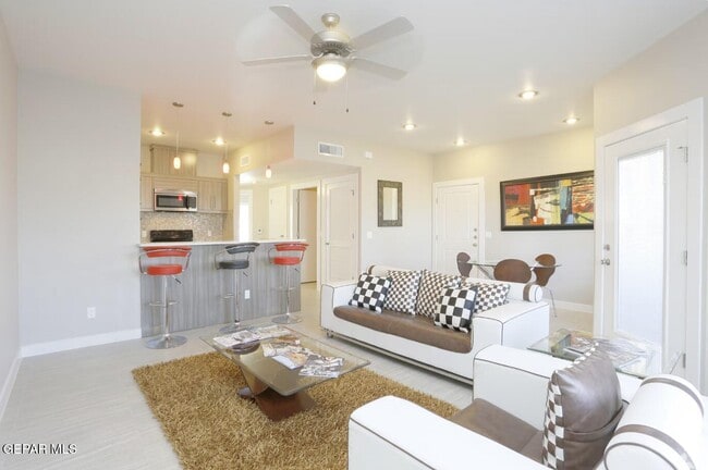 Building Photo - 410 Thorn Ave