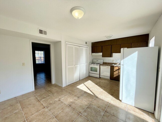 Building Photo - 1704 Devonwood Dr