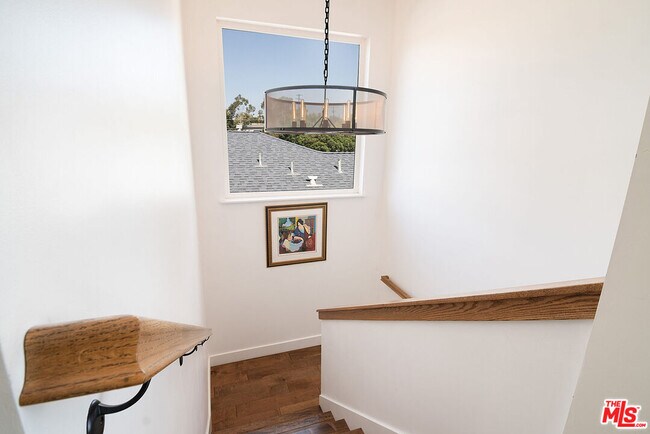 Building Photo - 2947 Kelton Ave