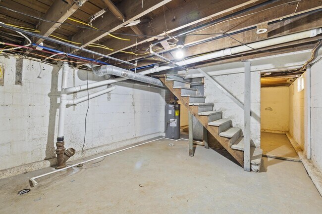 Building Photo - 1716 E Whittier St