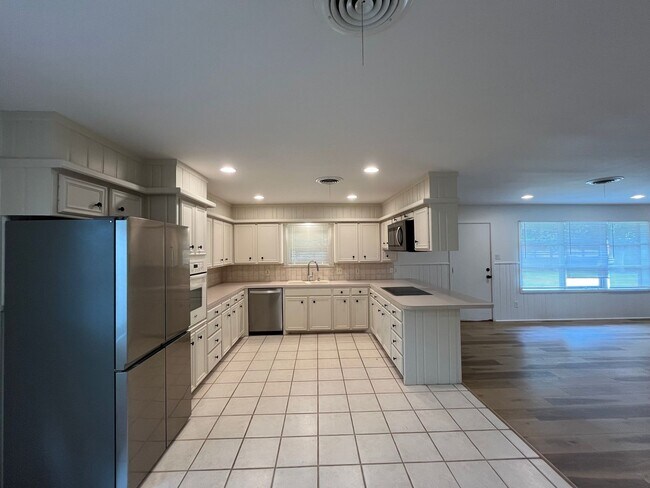 Building Photo - $200 off First Month! Large, Beautiful 3/2...