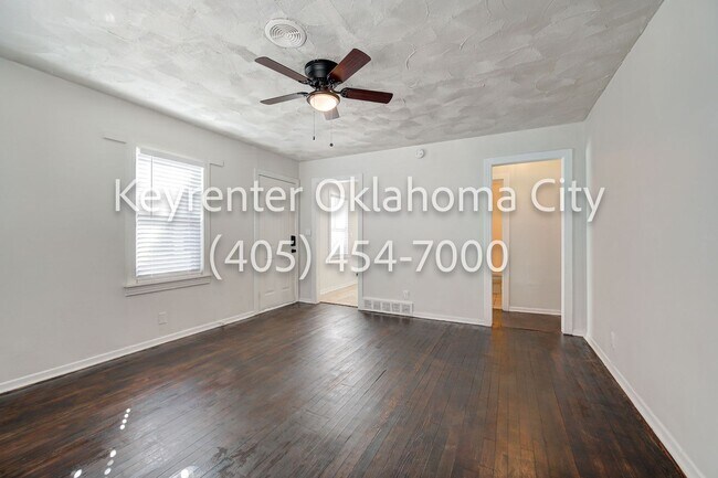 Building Photo - 4913 N Willow Ave