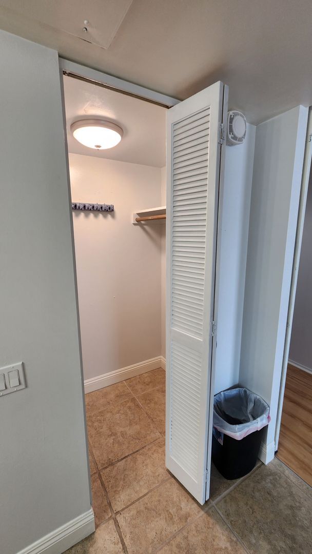 Building Photo - Harbor Square, Makai Building, 1 bedroom, ...