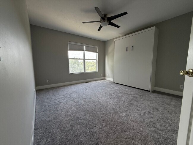 Building Photo - New to Elkhorn Rental Market!
