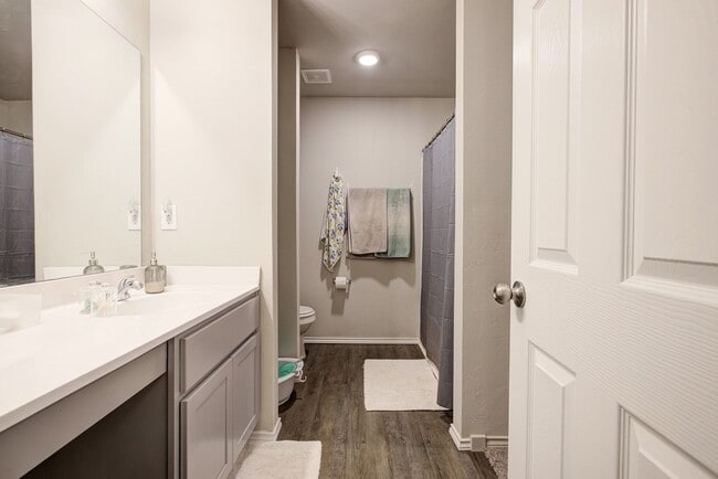 Building Photo - 3 bed 2 bath 2 car garage only two years o...