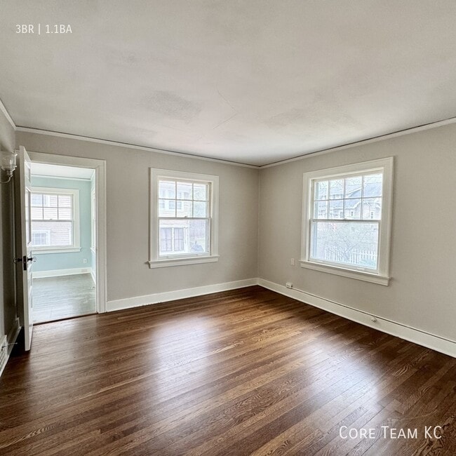 Building Photo - 411 W 60th Terrace