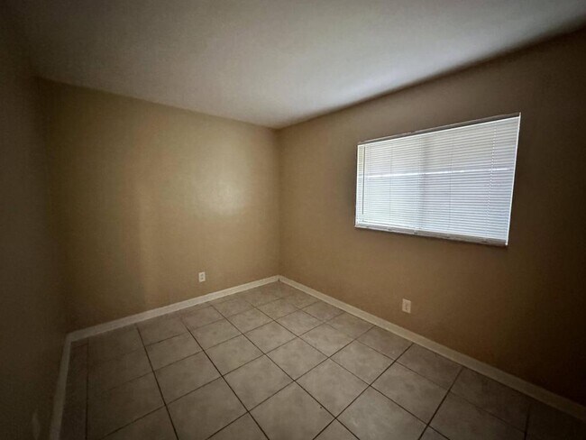 Building Photo - 3024 Santa Barbara Blvd