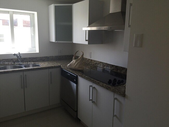 Building Photo - 170 SE 14th St