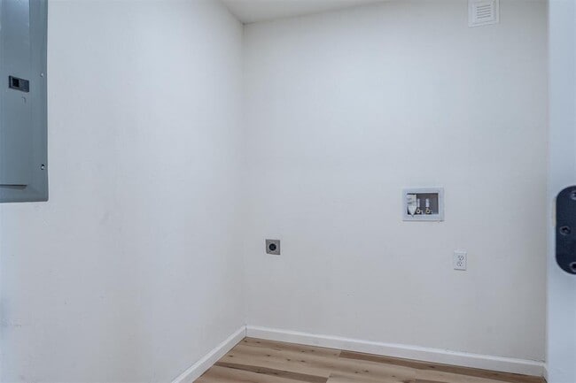 Building Photo - 1421 NE 8th St