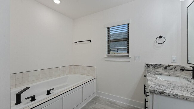 Building Photo - "Charming 3-Bedroom Retreat with Granite Finishes & Cozy Fireplace in Farmington!"