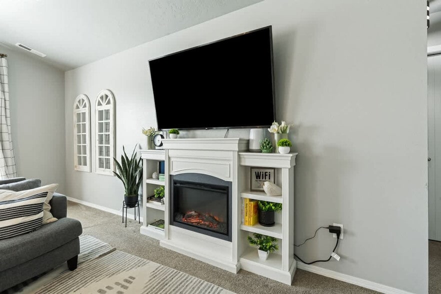 Building Photo - 17541 Mountain Springs Ave